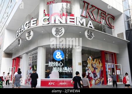 SHANGHAI, CINA - 1 SETTEMBRE 2022 - varie decorazioni raffiguranti personaggi di gioco ed elementi di gioco sono visibili all'interno e all'esterno di un negozio KFC a Shan Foto Stock