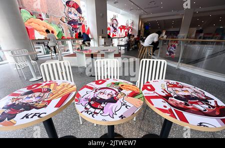 SHANGHAI, CINA - 1 SETTEMBRE 2022 - varie decorazioni raffiguranti personaggi di gioco ed elementi di gioco sono visibili all'interno e all'esterno di un negozio KFC a Shan Foto Stock