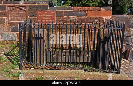 Stock nel villaggio di Grappenhall, con recinzione e cancello protettivo, Church Lane, Grappenhall Village, Warrington, Cheshire, INGHILTERRA, REGNO UNITO, WA4 3EP Foto Stock