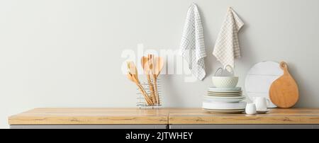 Interno di elegante cucina con utensili e stoviglie sul banco Foto Stock