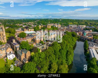 Centro storico di Durham vista aerea, tra cui Elvet Bridge over River Wear. Il castello e la cattedrale di Durham sono patrimonio dell'umanità dell'UNESCO sin Foto Stock