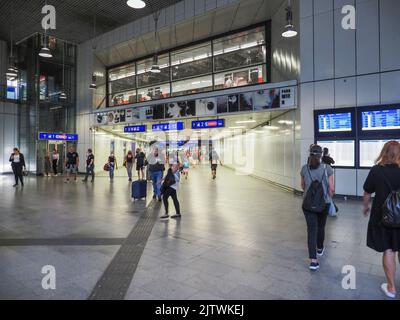 Vienna, Austria. 29th ago, 2022. Passeggeri visti alla stazione centrale di Vienna. Credit: SOPA Images Limited/Alamy Live News Foto Stock