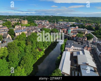 Centro storico di Durham vista aerea, tra cui Elvet Bridge over River Wear. Il castello e la cattedrale di Durham sono patrimonio dell'umanità dell'UNESCO sin Foto Stock