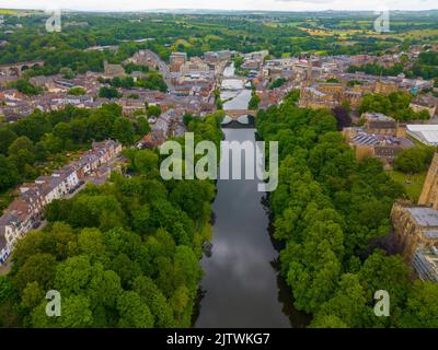 Centro storico della città di Durham vista aerea, tra cui Framwellgate Bridge over River Wear. Il castello e la cattedrale di Durham sono patrimonio dell'umanità dell'UNESCO Foto Stock