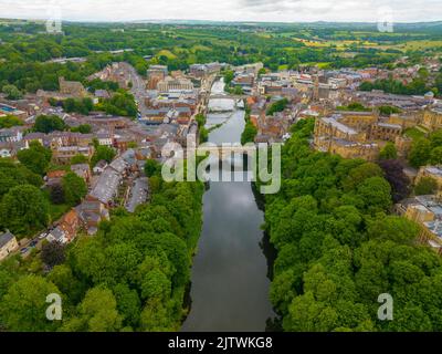 Centro storico della città di Durham vista aerea, tra cui Framwellgate Bridge over River Wear. Il castello e la cattedrale di Durham sono patrimonio dell'umanità dell'UNESCO Foto Stock