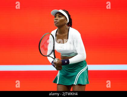 New York, Stati Uniti, 1st. Settembre, 2022. I tennisti STATUNITENSI Serena e Venus Williams stanno giocando il loro match doppio durante il torneo US Open presso il Billie Jan King National Tennis Center di giovedì 01,09. 2022. © Juergen Hasenkopf / Alamy Live News Foto Stock