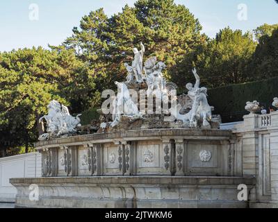 Vienna, Austria. 29th ago, 2022. Fontana di Nettuno visto a Schonbrunn. (Foto di Igor Golovniov/SOPA Images/Sipa USA) Credit: Sipa USA/Alamy Live News Foto Stock