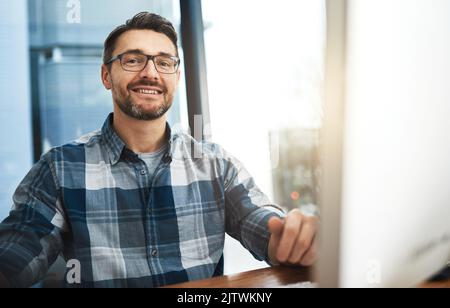 Im schiacciare questa scadenza. Ritratto ritagliato di un uomo d'affari che lavora sul suo computer in ufficio. Foto Stock