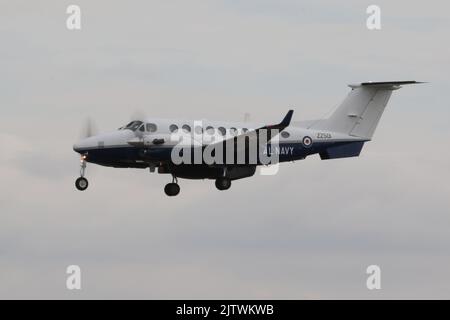 ZZ501, un Beechcraft Avenger T1 gestito da 750 Squadron della Royal Navy, in arrivo a RAF Fairford in Gloucestershire, Inghilterra, per partecipare al Royal International Air Tattoo (RIAT) 2022. Foto Stock