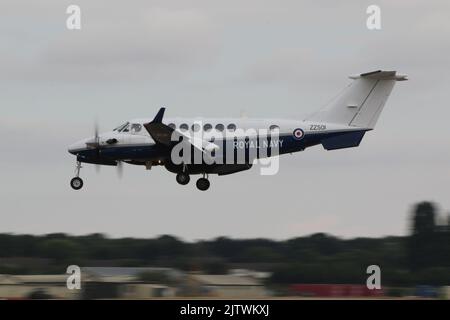 ZZ501, un Beechcraft Avenger T1 gestito da 750 Squadron della Royal Navy, in arrivo a RAF Fairford in Gloucestershire, Inghilterra, per partecipare al Royal International Air Tattoo (RIAT) 2022. Foto Stock