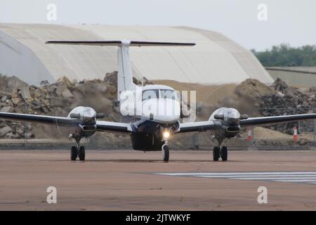 ZZ501, un Beechcraft Avenger T1 gestito da 750 Squadron della Royal Navy, in arrivo a RAF Fairford in Gloucestershire, Inghilterra, per partecipare al Royal International Air Tattoo (RIAT) 2022. Foto Stock