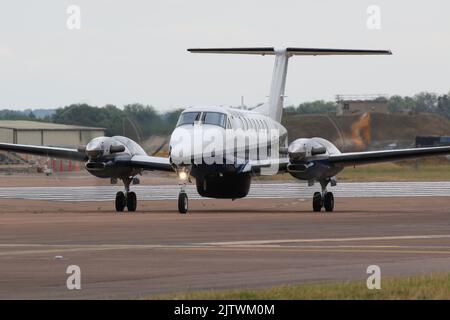 ZZ501, un Beechcraft Avenger T1 gestito da 750 Squadron della Royal Navy, in arrivo a RAF Fairford in Gloucestershire, Inghilterra, per partecipare al Royal International Air Tattoo (RIAT) 2022. Foto Stock