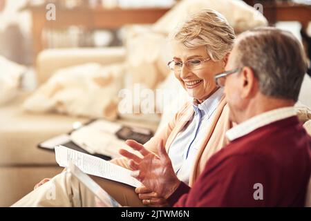 La pianificazione per la vostra vecchiaia paga fuori. Una coppia anziana che lavora al loro preventivo nel paese. Foto Stock