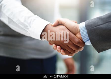 L'inizio di un'altra partnership di successo. Primo piano di uomini d'affari che scuotono le mani in un ufficio. Foto Stock