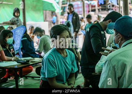 Myanmar. 28th ago, 2022. Un medico di 'Nway Oo Sayy Aid' sta studiando il paziente nel campo. "NWay Oo Sayy Aid" (sacca medica primaverile in lingua birmana), il nome dell'équipe medica che si occupa dei rifugiati Karen nello stato di Kayah, si è recata in un campo IDP per controlli medici, dove vivono circa 300 persone, Questa squadra medica sta servendo le cure mediche di emergenza principalmente nella zona di guerra e nei campi profughi nello stato di Kayah. Credit: SOPA Images Limited/Alamy Live News Foto Stock