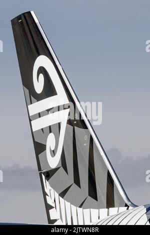 Il più grande velivolo nero del mondo nello schema colore nero di Air New Zealand per celebrare gli All Blacks che hanno vinto la Coppa del mondo di Rugby Foto Stock