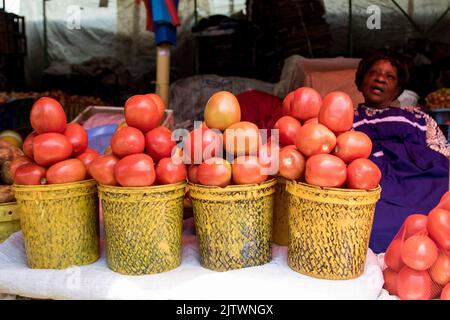 Nakuru, Kenya. 01st Set, 2022. Un commerciante vende pomodori in un mercato di alimenti freschi nella città di Nakuru. L'inflazione del Kenya è salita al 8,5% in agosto, il mese in cui si sono tenute le elezioni generali, con l'inflazione alimentare al 15,3%. L'incremento è in crescita dal marzo 2022. Credit: SOPA Images Limited/Alamy Live News Foto Stock