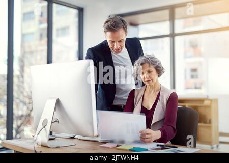 Le nostre possibilità di successo sono più grandi insieme: Due uomini d'affari lavorano insieme in un ufficio. Foto Stock