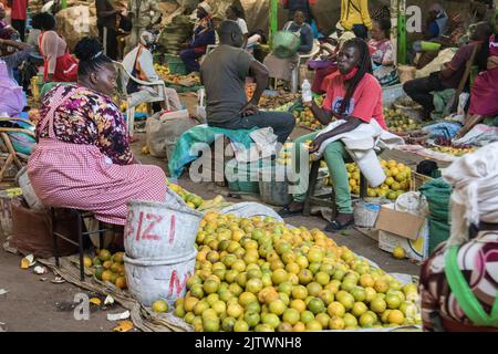 Nakuru, Kenya. 01st Set, 2022. Un commerciante vende arance in un mercato di cibo fresco nella città di Nakuru. L'inflazione del Kenya è salita al 8,5% in agosto, il mese in cui si sono tenute le elezioni generali, con l'inflazione alimentare al 15,3%. L'incremento è in crescita dal marzo 2022. Credit: SOPA Images Limited/Alamy Live News Foto Stock