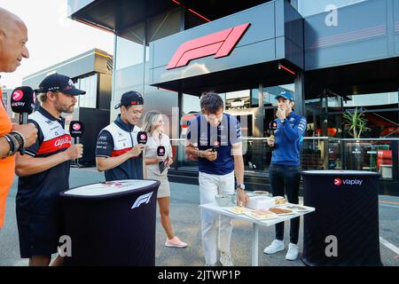 BOTTAS Valtteri (fin), Alfa Romeo F1 Team ORLEN C42, ZHOU Guanyu (chi), Alfa Romeo F1 Team ORLEN C42, LATIFI Nicholas (CAN), Williams Racing FW44, ALBON Alexander (tha), Williams Racing FW44, Ritratto durante il Gran Premio d'Olanda di Formula 1 Heineken 2022, 15th° round del Campionato Mondiale FIA di Formula uno 2022 dal 2 al 4 settembre 2022 sul circuito di Zandvoort, in Olanda, Belgio - Foto: Antonin Vincent/DPPI/DPPI/LiveMedia Credit: Independent Photo Agency/Alamy Live News Foto Stock