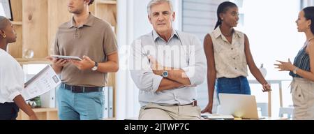 Ritratto di leader, capo o ceo in una riunione di pianificazione in un ufficio aziendale con un dipendente. Una leadership sicura, manager e marketing o. Foto Stock