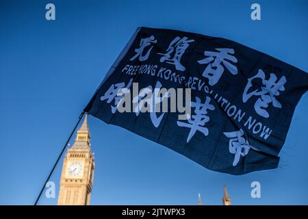 Londra, Regno Unito. 31st ago, 2022. I manifestanti hanno fatto un banner davanti al Palazzo di Westminster durante la manifestazione. I manifestanti si sono riuniti a Londra il terzo anniversario della presenza della polizia di Hong Kong in una stazione della metropolitana e hanno picchiato i manifestanti e i pendolari, un evento che secondo gli attivisti pro-democrazia esemplifica l'impunità e gli abusi della polizia di Hong Kong. Credit: SOPA Images Limited/Alamy Live News Foto Stock