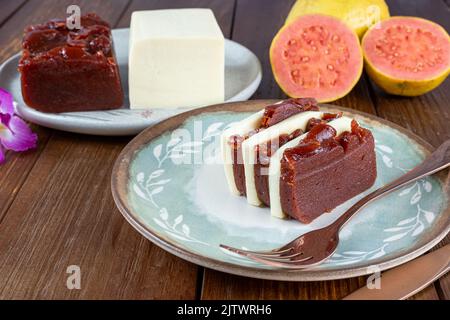 Primo piano di fette di guava dolce e formaggio cagliato accanto a un coltello di rame e forchetta. Foto Stock