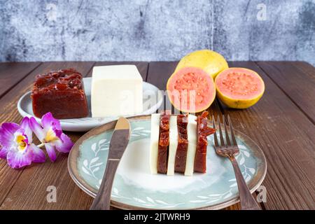 Fette di guava dolce e formaggio cagliato accanto a un coltello di rame e vista lato forchetta. Foto Stock