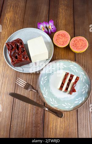 Fette di guava dolce e formaggio cagliato accanto a un coltello di rame e vista Fork Vertical TOP. Foto Stock