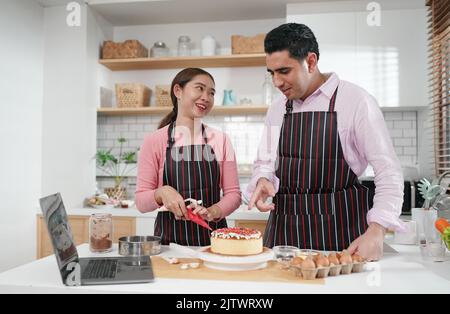 Madre e figlia in cucina in rimorchio, felice concetto di famiglia. Foto Stock