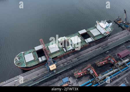 Nakhodka, Russia - 8 agosto 2022: Le navi marittime sono caricate in un ormeggio. Foto Stock