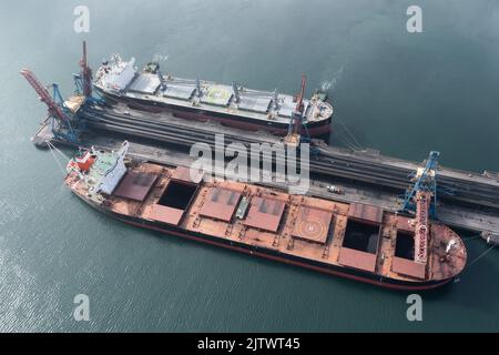 Nakhodka, Russia - 31 luglio 2022: Le navi marittime sono caricate in un ormeggio. Foto Stock