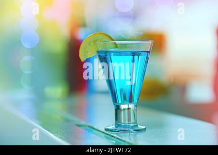 Cocktail blu fresco delizioso. Un cocktail blu su un tavolo in un night club. Foto Stock