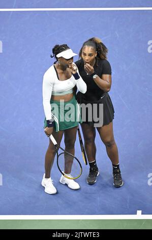 New York, Stati Uniti. 01st Set, 2022. Le suore Venus Williams (l) e Serena Williams (r), degli Stati Uniti, conferiscono durante il loro primo round il doppio match contro Lucie Hradecká e Linda Nosková, della Repubblica Ceca, mentre gareggiano nei campionati di tennis degli U.S. Open 2022, All'interno dello stadio Arthur Ashe presso l'USTA Billie Jean King National Tennis Center di Flushing Meadows Corona Park New York, 1 settembre 2022. (Foto di Anthony Behar/Sipa USA) Credit: Sipa USA/Alamy Live News Foto Stock
