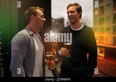 Mentre si beve la birra a una festa, si parla. Foto Stock