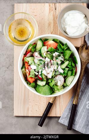 Insalata di verdure con pomodori, cetrioli, ravanello e formaggio. Foto Stock