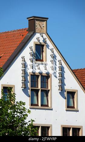 Rheine, NRW, Germania - 24 2022 agosto sul timpano di questa casa a Rheine è un carillon attaccato al muro. Si chiama 'Glockenhaus' (Bell-house) Foto Stock