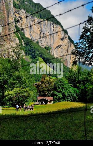 Sulla strada per le cascate di Mürrenbach, vicino Stechelberg, nella valle superiore di Lauterbrunnen, Svizzera, Europa Foto Stock