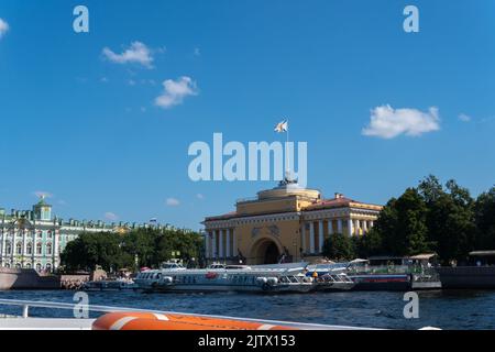 RUSSIA, PETERSBURG - 20 AGOSTO 2022: russia san punto di riferimento petersburg architettura turismo fiume san, per l'europa tramonto in cielo per costruire barca Foto Stock