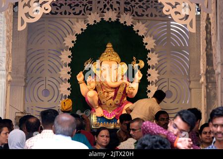 01 settembre 2022, Pune, Maharashtra, India, bellissimo idolo di Lord Ganesh installato da Guruji Talim Ganpati durante il festival di Ganesh 2022. Foto Stock