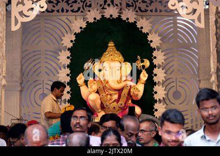 01 settembre 2022, Pune, Maharashtra, India, bellissimo idolo di Lord Ganesh installato da Guruji Talim Ganpati durante il festival di Ganesh 2022. Foto Stock