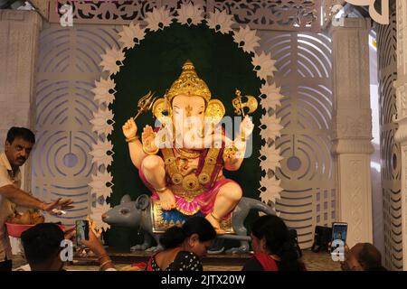 01 settembre 2022, Pune, Maharashtra, India, bellissimo idolo di Lord Ganesh installato da Guruji Talim Ganpati durante il festival di Ganesh 2022. Foto Stock