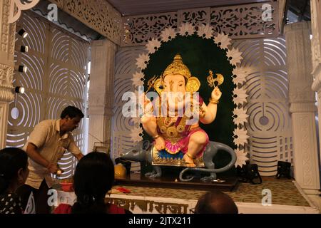 01 settembre 2022, Pune, Maharashtra, India, bellissimo idolo di Lord Ganesh installato da Guruji Talim Ganpati durante il festival di Ganesh 2022. Foto Stock