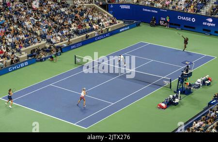 Serena Williams e Venus Williams giocano durante il 1st° turno di donne raddoppia i campionati US Open contro Lucie Hradecka e Linda Noskova della Repubblica Ceca al Billie Jean King National Tennis Center Foto Stock