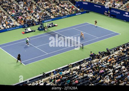 Serena Williams e Venus Williams giocano durante il 1st° turno di donne raddoppia i campionati US Open contro Lucie Hradecka e Linda Noskova della Repubblica Ceca al Billie Jean King National Tennis Center Foto Stock