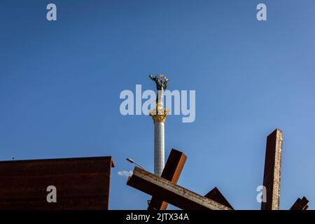 Kiev, Ucraina. 24th ago, 2022. Una vista del Monumento indipendente dal Hedgehogs ceco a Kyiv. In occasione della Giornata dell'Indipendenza dell'Ucraina, E quasi 6 mesi dopo l'invasione su larga scala dell'Ucraina il 24 febbraio, la capitale del paese Kyiv tiene una mostra sulla strada principale di Khreschaytk Street che mostra le attrezzature militari, i carri armati e le armi distrutte dalle forze armate della Federazione Russa (Credit Image: © Alex Chan Tsz Yuk/SOPA Images via ZUMA Press Wire) Foto Stock