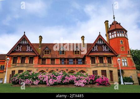 San Sebastian, Spagna - Giugno 26 2021: Palacio Miramar, palazzo del 19th ° secolo, la residenza monarchica spagnola che si affaccia sulla baia di la Concha nei Paesi Baschi Foto Stock