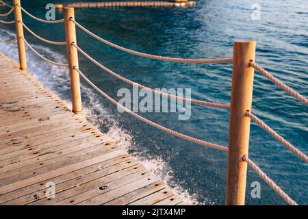 pavimenti in legno da tavole stagionato su una spiaggia vicino al mare Foto Stock