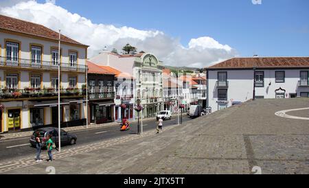 Rua da se, strade principali nel centro storico della città, vista dalla scalinata della Cattedrale, Angra do Heroismo, Terceira, Azzorre, Portogallo Foto Stock