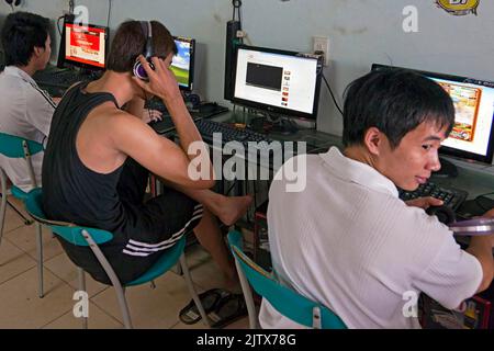Studenti vietnamiti che utilizzano computer in negozio internet, Hai Phong, Vietnam Foto Stock